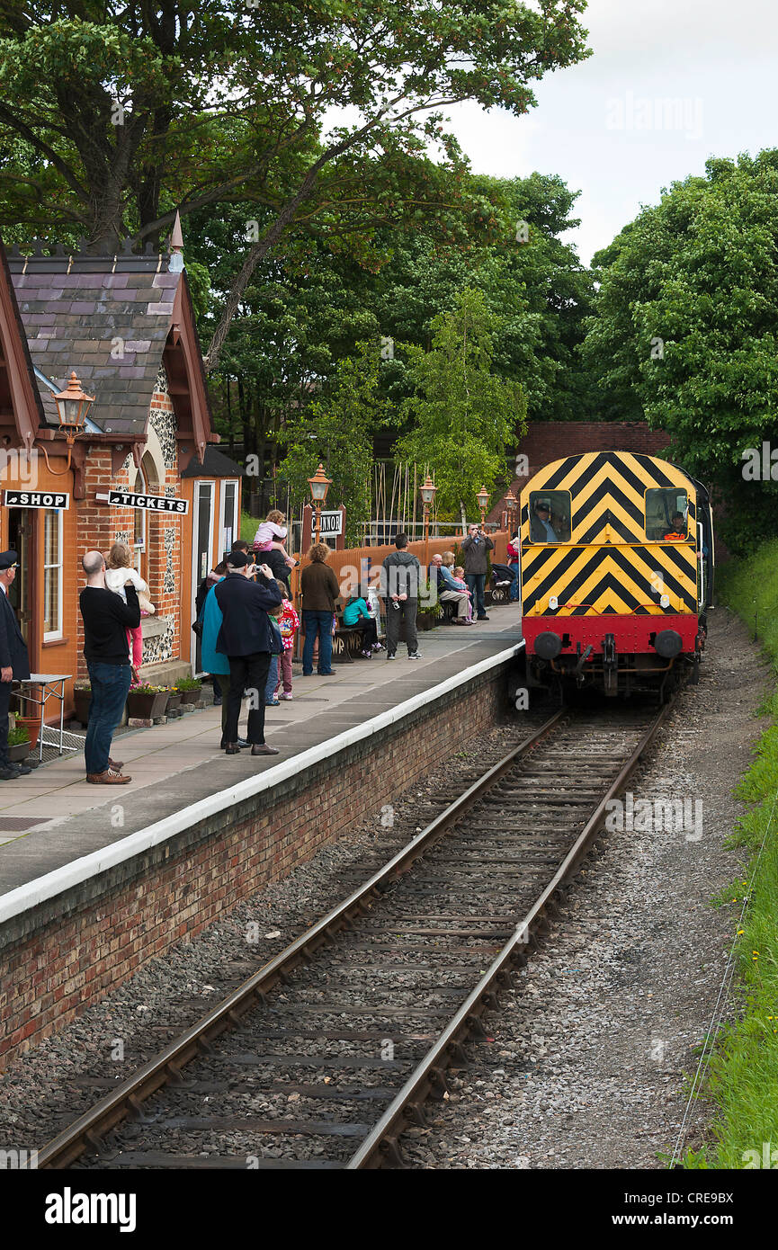 La gare ferroviaire d'Chinnor Chinnor & Princes Risborough Railway avec le personnel volontaire et les passagers Oxfordshire England UK Banque D'Images