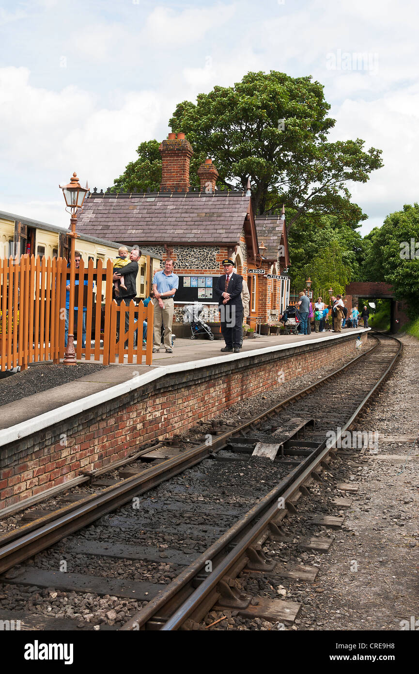 La gare ferroviaire d'Chinnor Chinnor & Princes Risborough Railway avec le personnel volontaire et les passagers Oxfordshire England UK Banque D'Images