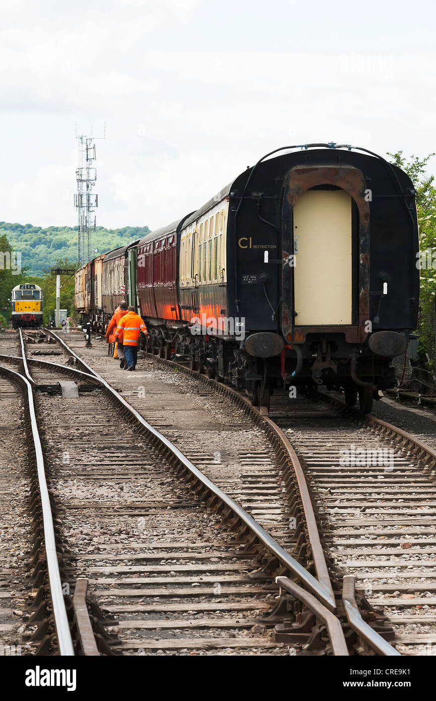 Garage avec de vieux wagons de chemin de fer et du moteur Diesel avec des bénévoles à Chinnor et Princes Risborough Railway Oxfordshire UK Banque D'Images