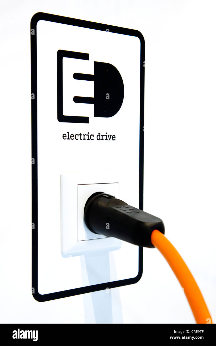 Carging avec un câble de charge sur une voiture électrique, E-Smart electric drive par Smart, Daimler, groupe 64ème International Motor Show Banque D'Images
