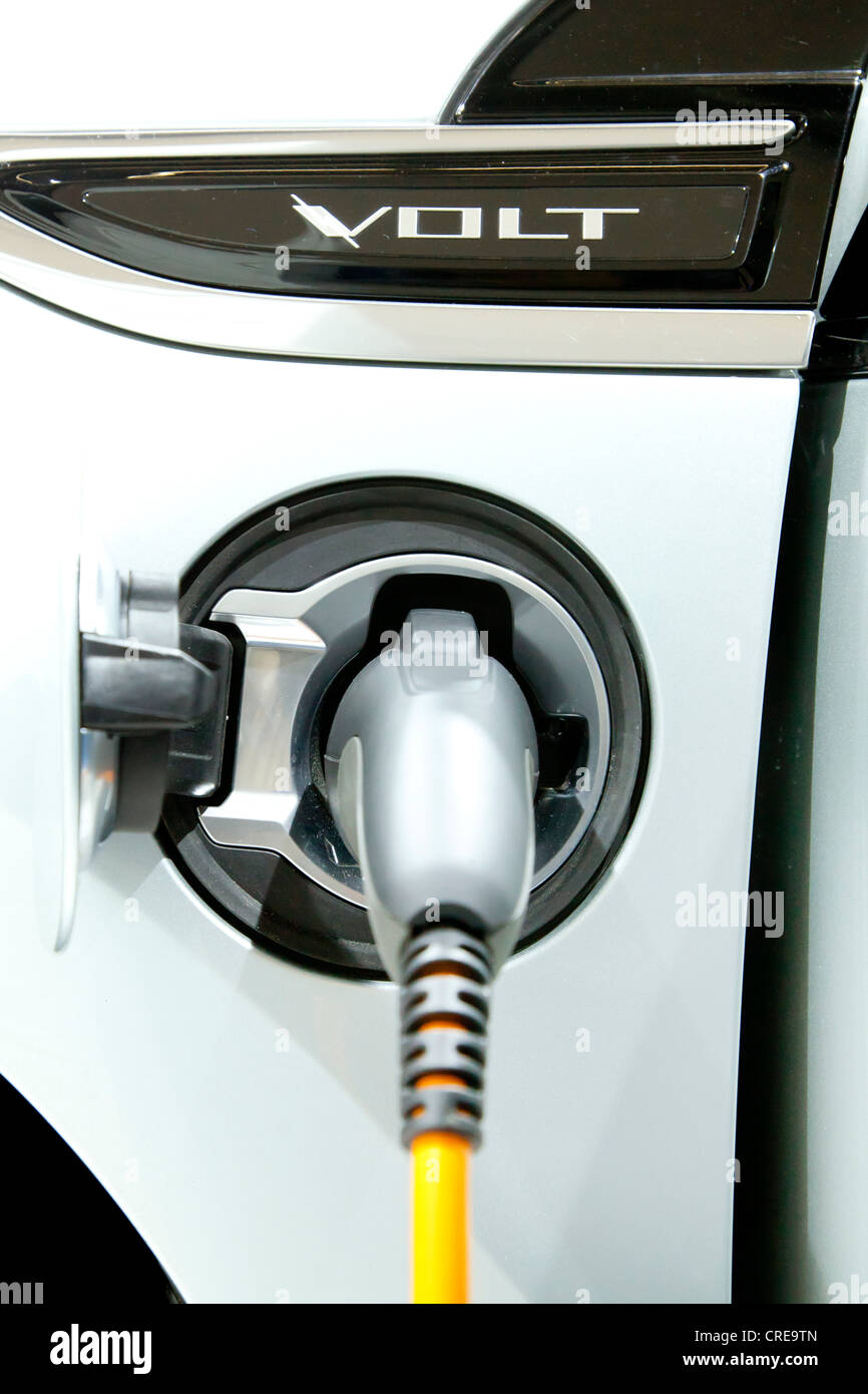 Le chargement avec une prise 230 volts, chargeur de pistolet, sur une voiture électrique, 64e Salon International de l'automobile, de l'AIA, 2011 Banque D'Images