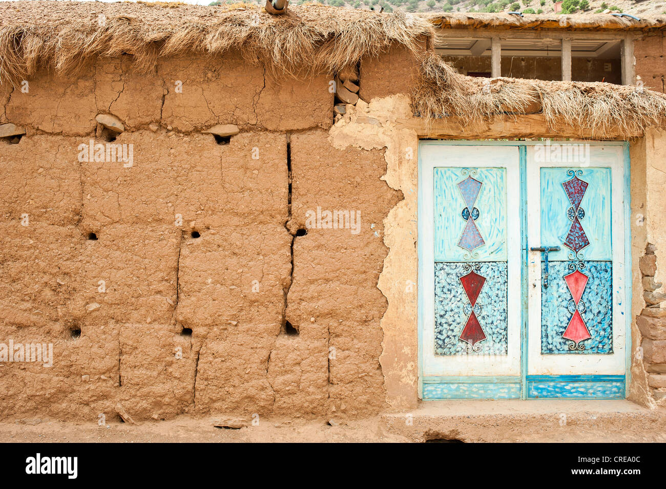 Façade de briques d'adobe, typique de porte en métal peint, ornementales, ait Bouguemez Vallée, Haut Atlas, Maroc, Afrique Banque D'Images
