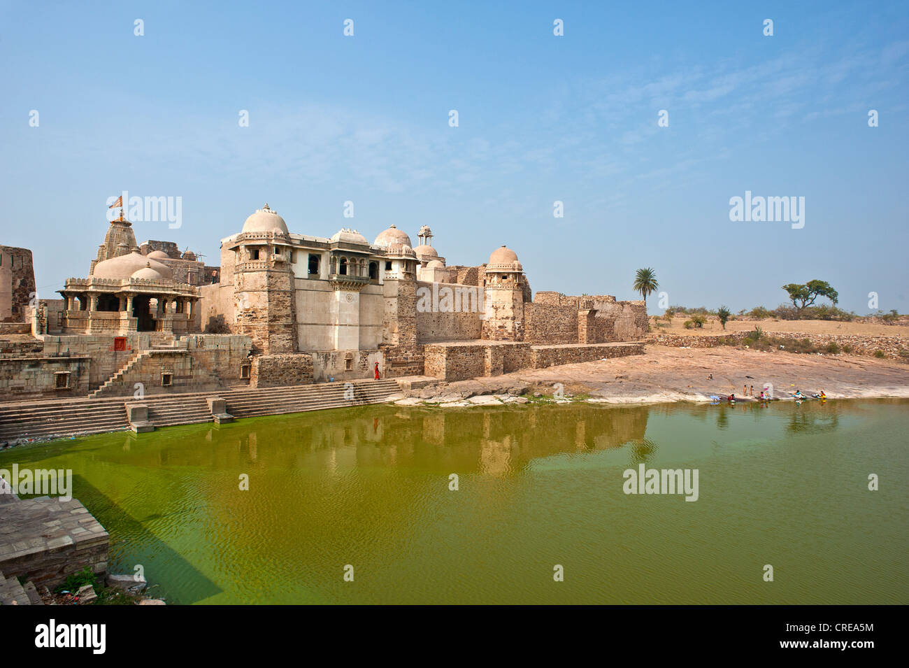 Ancien palais avec un lac artificiel, Chittorgarh Fort, Rajasthan, Inde, Asie Banque D'Images