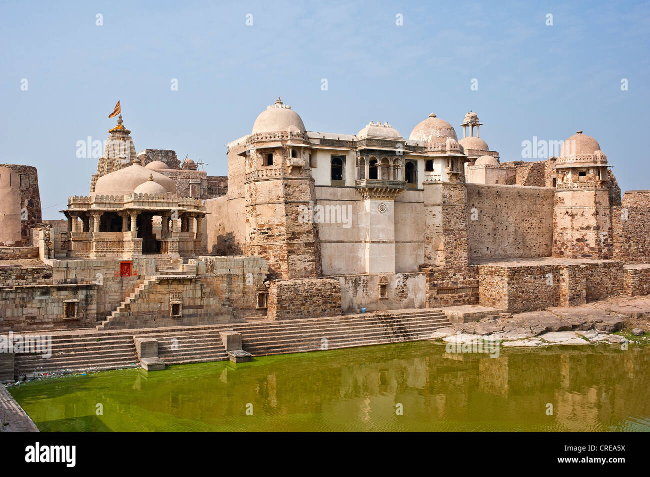 Ancien palais avec un lac artificiel, Chittorgarh Fort, Rajasthan, Inde, Asie Banque D'Images