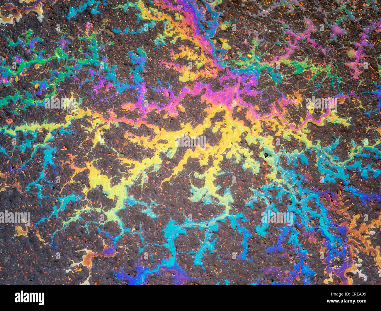 Marée noire avec effet arc-en-ciel en stationnement. Oregon Banque D'Images