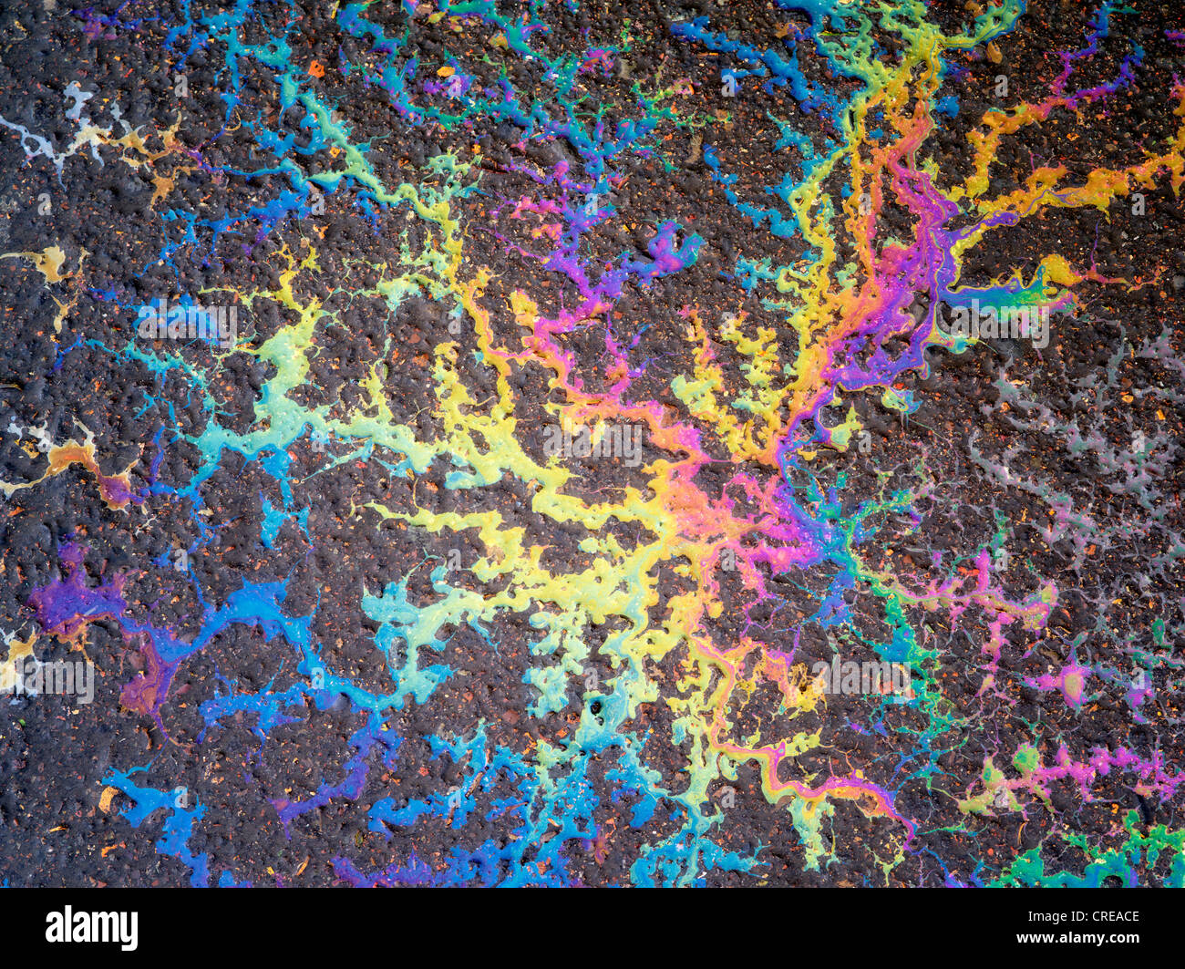 Marée noire avec effet arc-en-ciel en stationnement. Oregon Banque D'Images