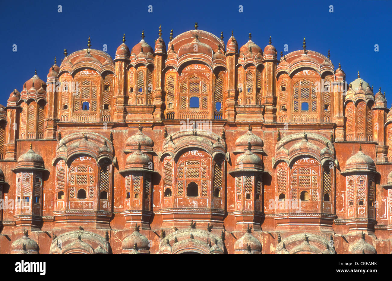 Détail de la façade de l'Hawa Mahal ou Palais des vents, la ville rose, Jaipur, Rajasthan, Inde, Asie Banque D'Images