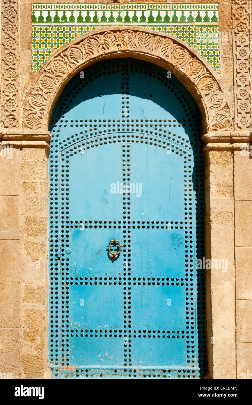 Typique de la vieille porte de bois d'un bâtiment résidentiel dans le centre historique de la ville ou médina, Site du patrimoine mondial de l'Unesco, , Maroc Banque D'Images