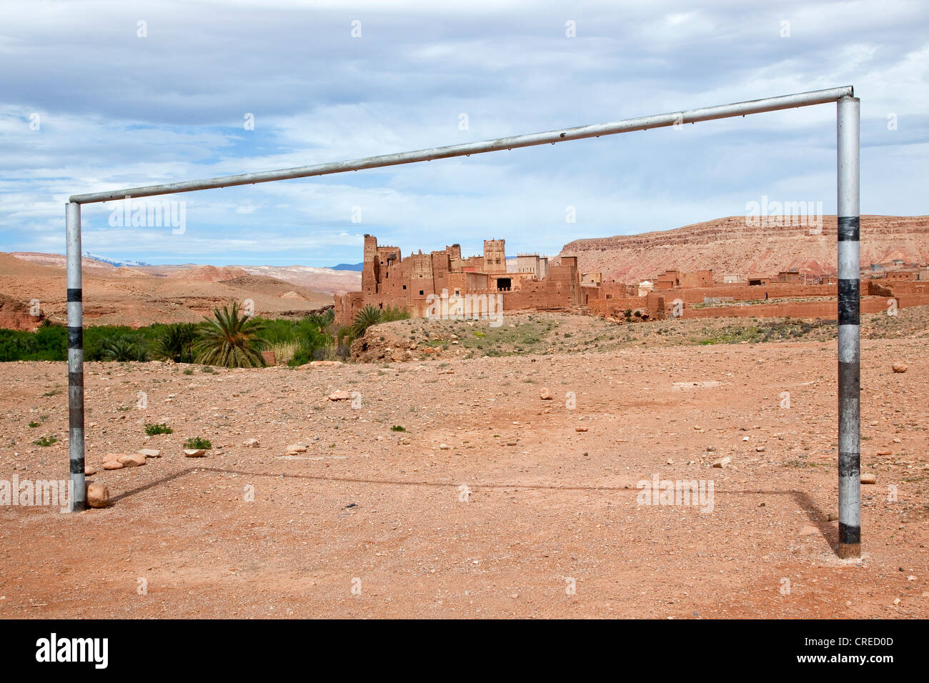 But de football avec Tamdakth Kasbah TELOUET, au dos, la vallée de l'Ounila, Haut Atlas, Maroc, Afrique Banque D'Images