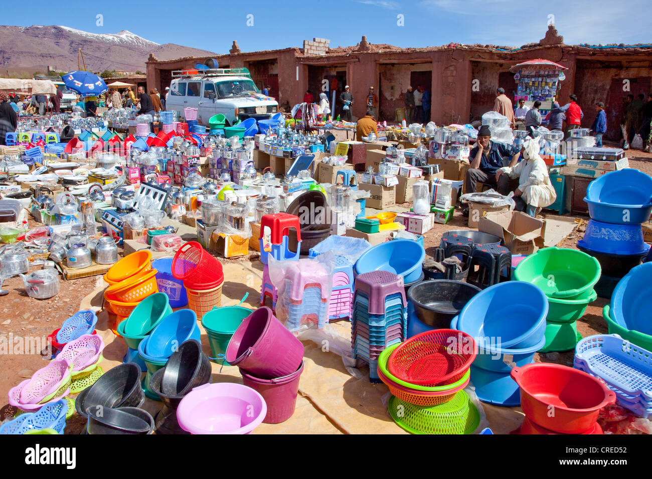 Vente de forfaits de bols en plastique à un marché ou souk, Telouet, Haut Atlas, Maroc, Afrique Banque D'Images