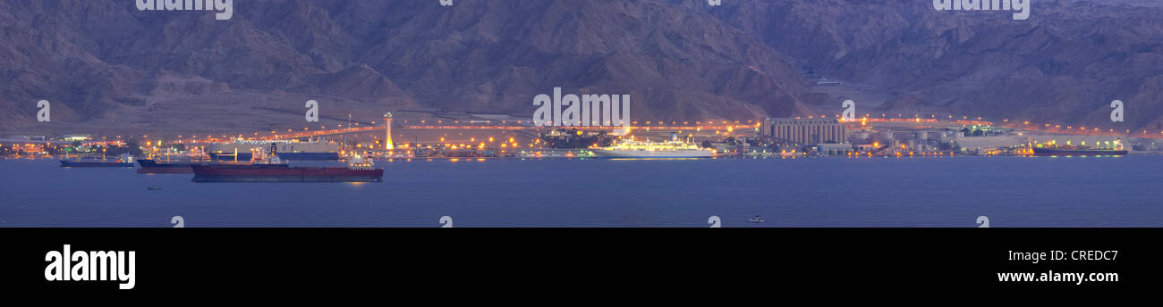 Aqaba port de mer et Arab Potash, au crépuscule, en Jordanie Banque D'Images