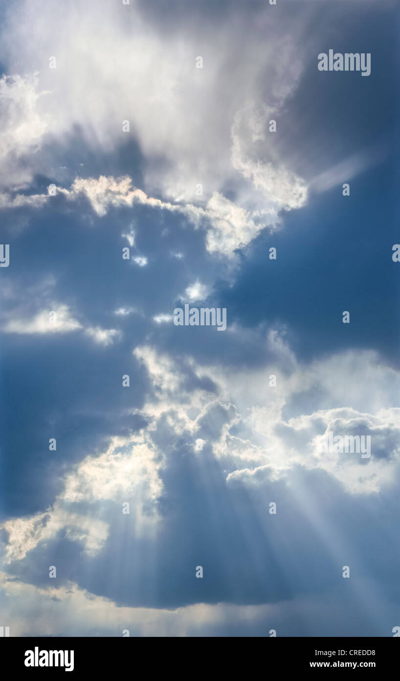 Soleil à travers les nuages Banque D'Images