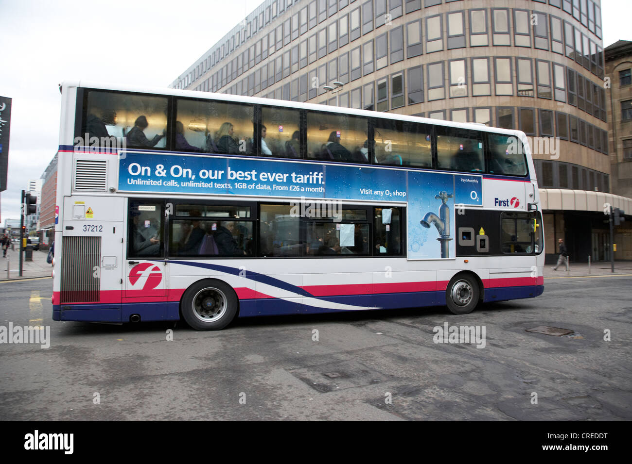 Première double decker bus dans le centre-ville de Glasgow Ecosse Royaume-Uni mouvement motion blur Banque D'Images