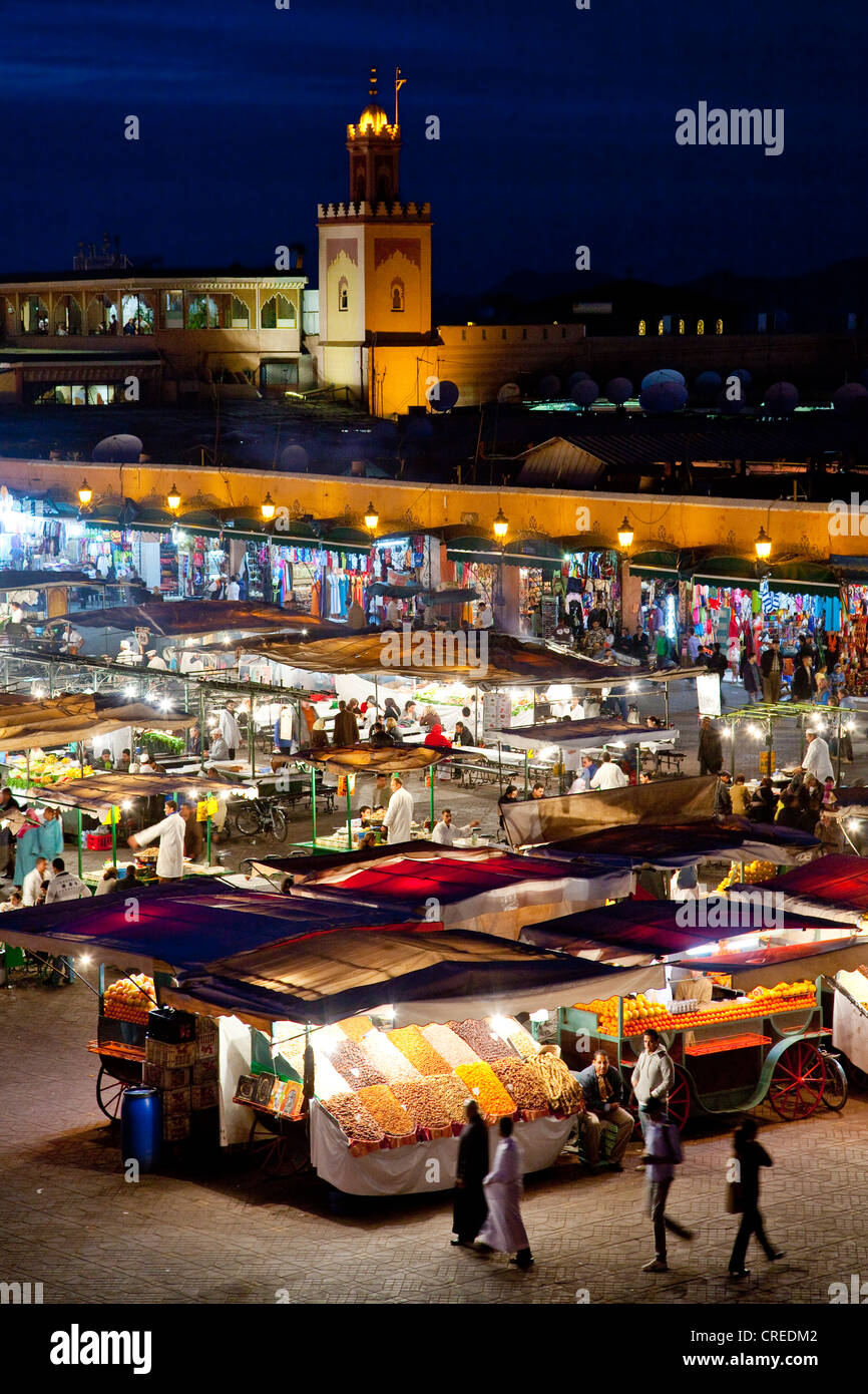 La nourriture et les étals de marché en place Djemaa El Fna la nuit, Médine ou la vieille ville, site du patrimoine mondial de l'UNESCO, Marrakech, Maroc Banque D'Images
