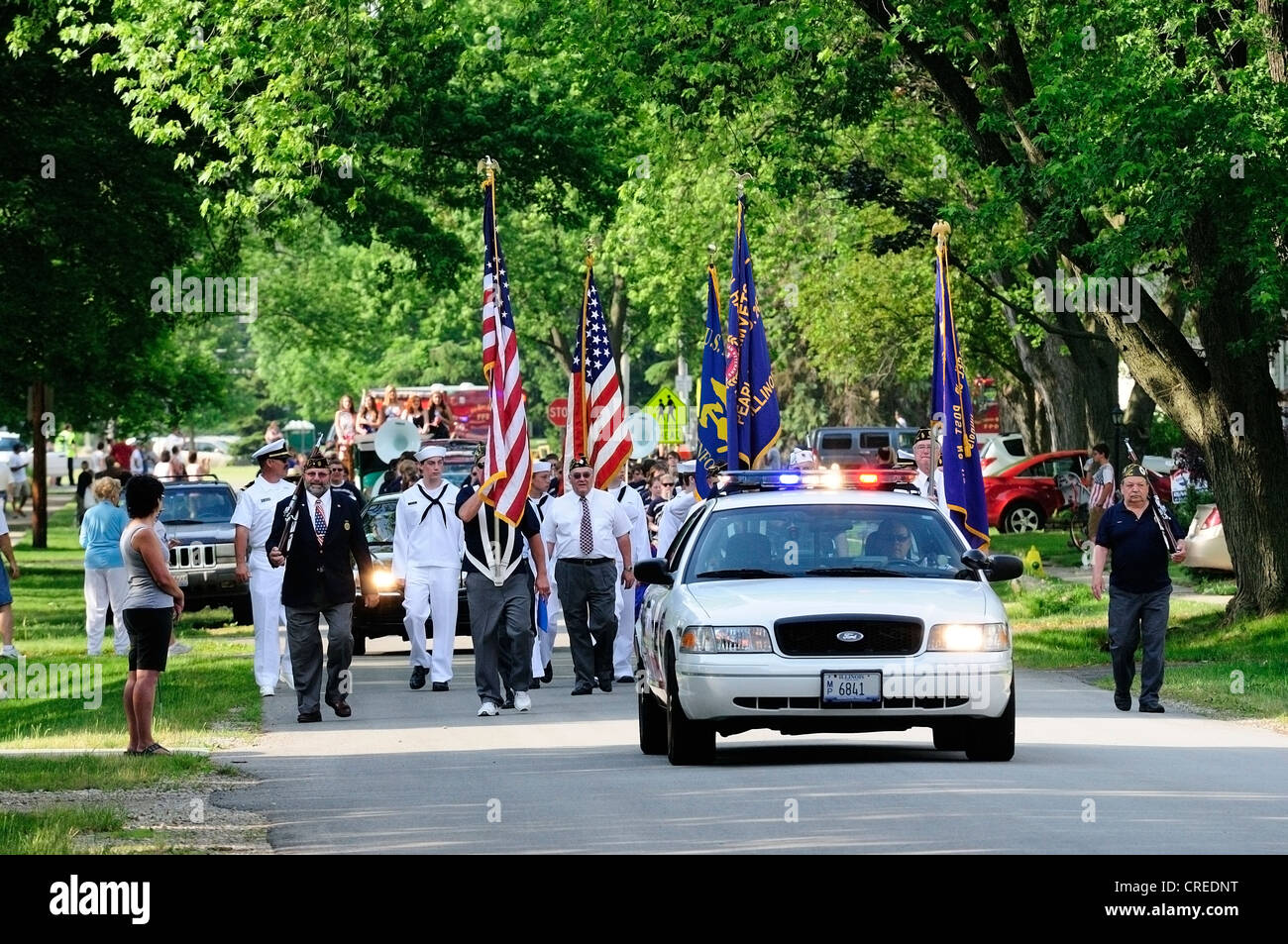 D'anciens combattants des guerres étrangères marchant dans une petite ville de l'USA Memorial Day Parade. Banque D'Images