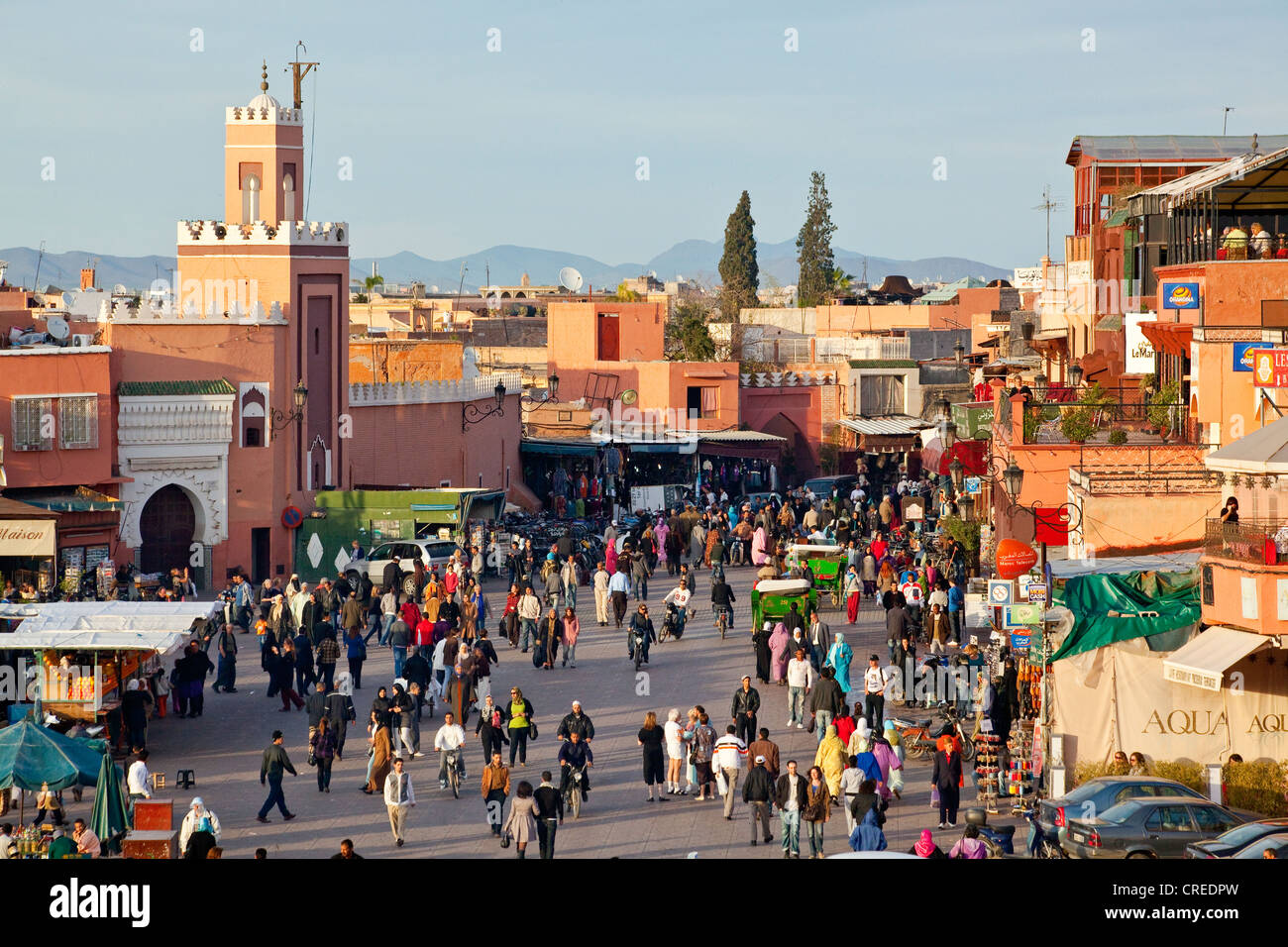 Les gens en place Djemaa El Fna, la médina, vieille ville, site du patrimoine mondial de l'UNESCO, Marrakech, Maroc, Afrique Banque D'Images