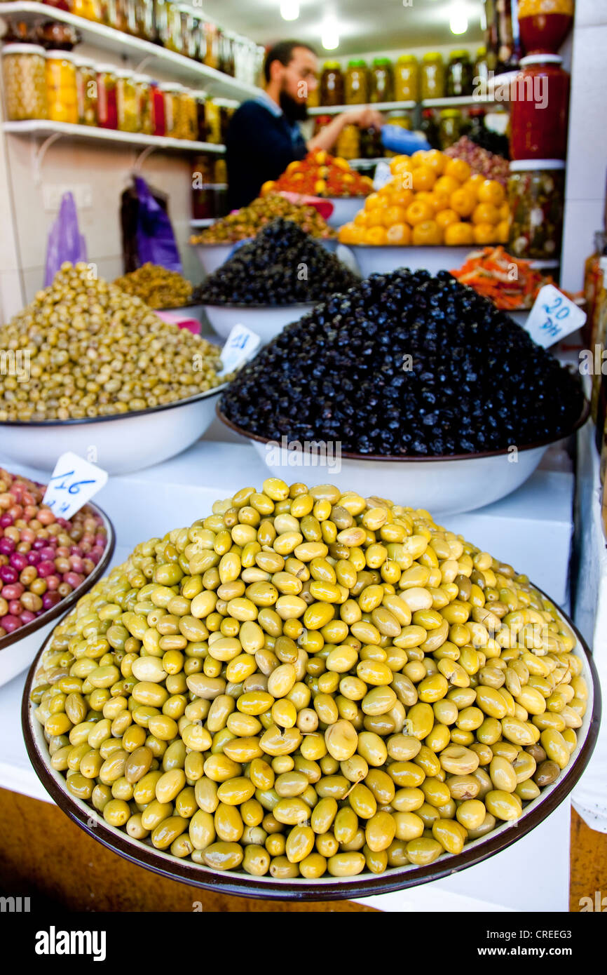Olives à un décrochage dans le souk, le marché, dans la médina, le quartier historique, Marrakech, Maroc, Afrique Banque D'Images