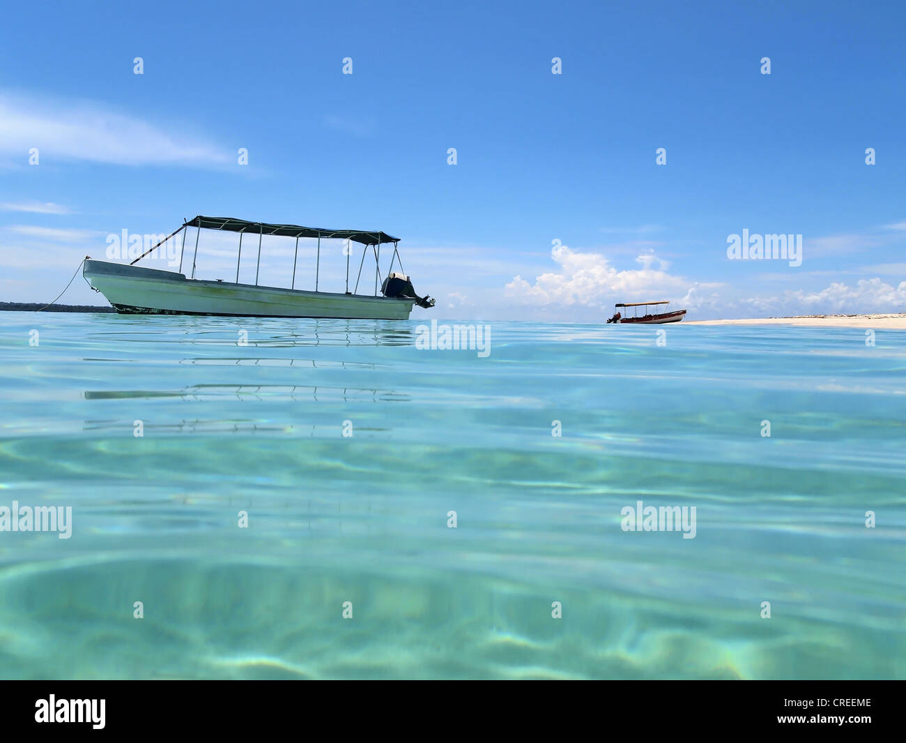 La surface de la mer turquoise avec bateau et bord de plage de sable, mer des Caraïbes, l'île de Zapatillas, Panama Banque D'Images