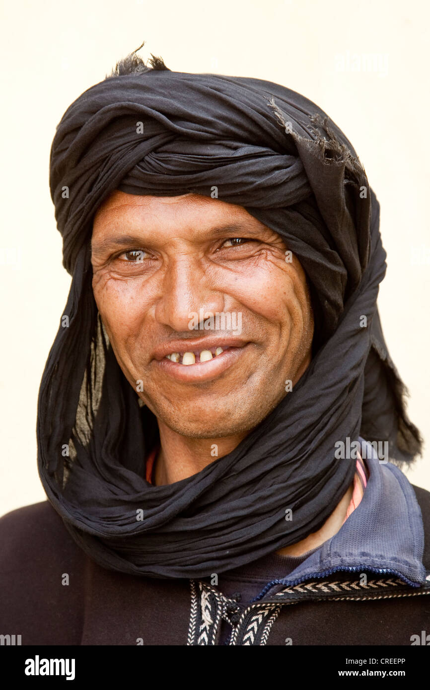 Vêtue d'une djellaba berbère, une robe traditionnelle, près de Marrakech,  Maroc, Afrique Photo Stock - Alamy