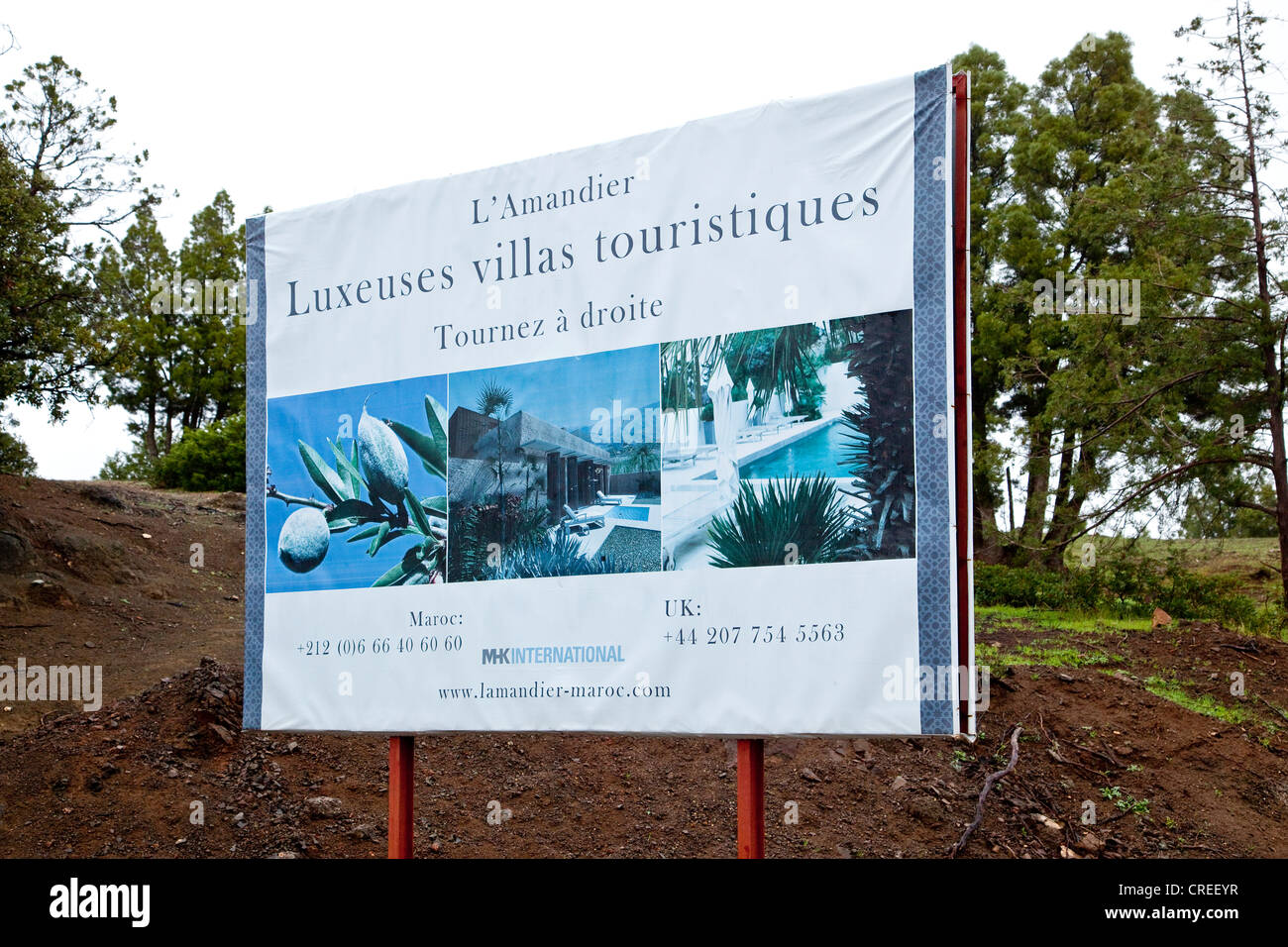Panneau publicitaire, la construction de villas de luxe dans les montagnes du Haut Atlas près de Marrakech, Maroc, Afrique Banque D'Images