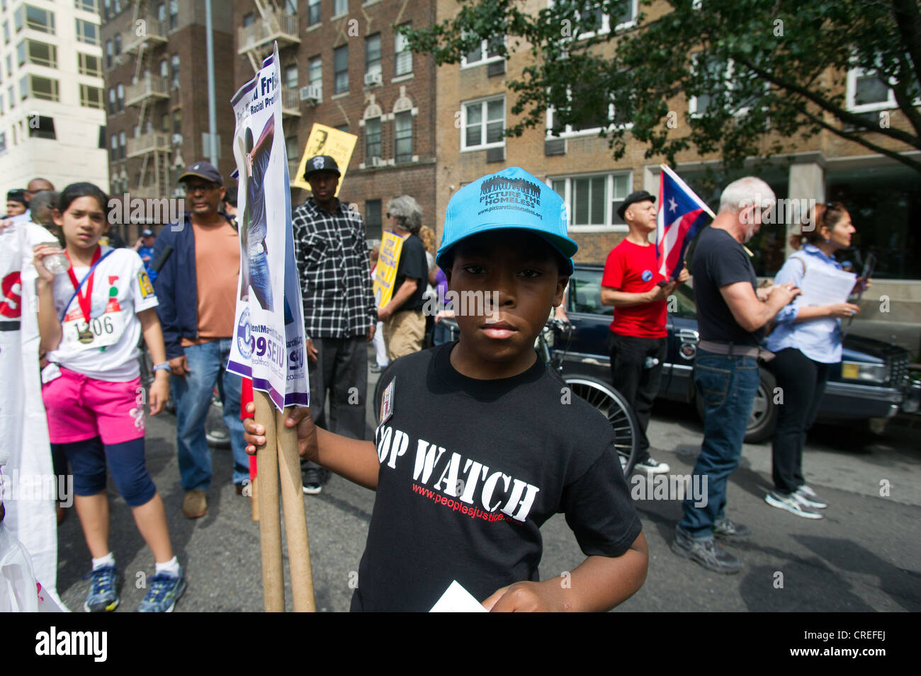 Des milliers de manifestants en mars la Cinquième Avenue à New York pour une marche silencieuse pour protester contre la politique de la police de s'arrêter et fouiller. Banque D'Images
