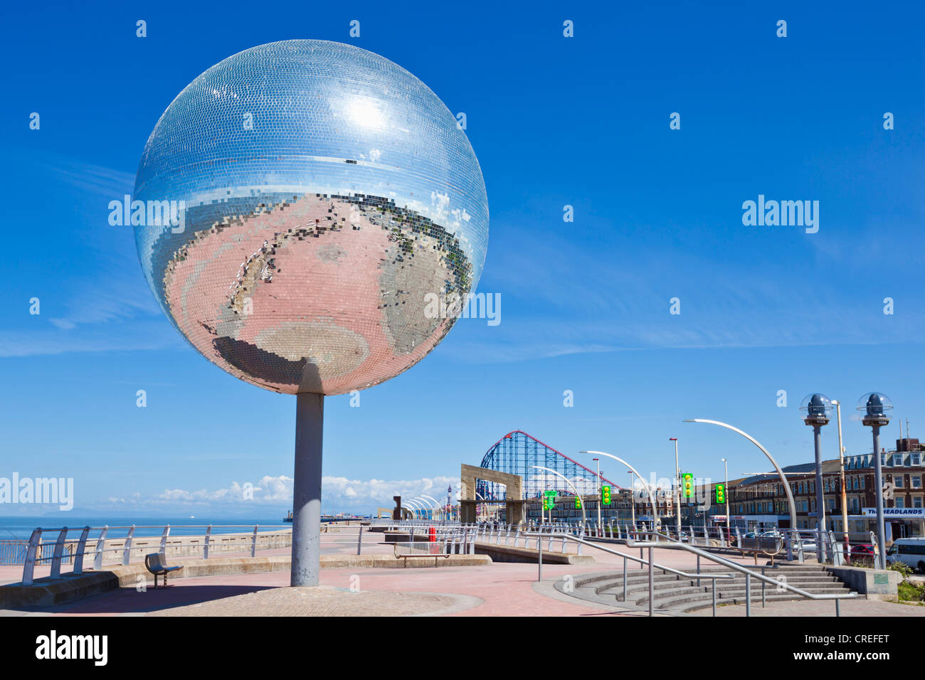 Plus grande boule miroir sculpture statue sur la promenade de Blackpool Lancashire Rive Sud front de mer England UK GB EU Europe Banque D'Images