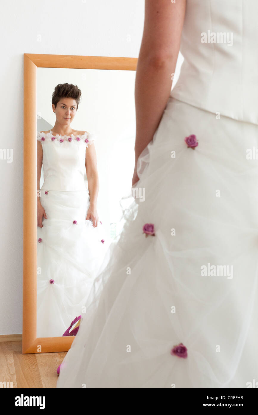 Mariée à la recherche d'elle-même dans un miroir Banque D'Images