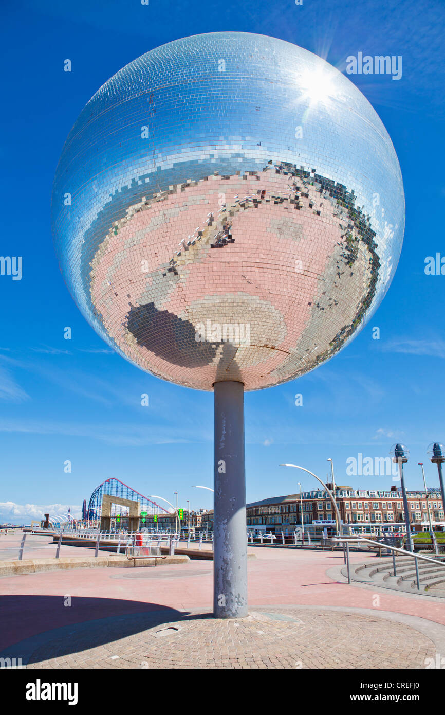 Plus grande boule miroir sculpture statue sur la promenade de Blackpool Lancashire Rive Sud front de mer England UK GB EU Europe Banque D'Images