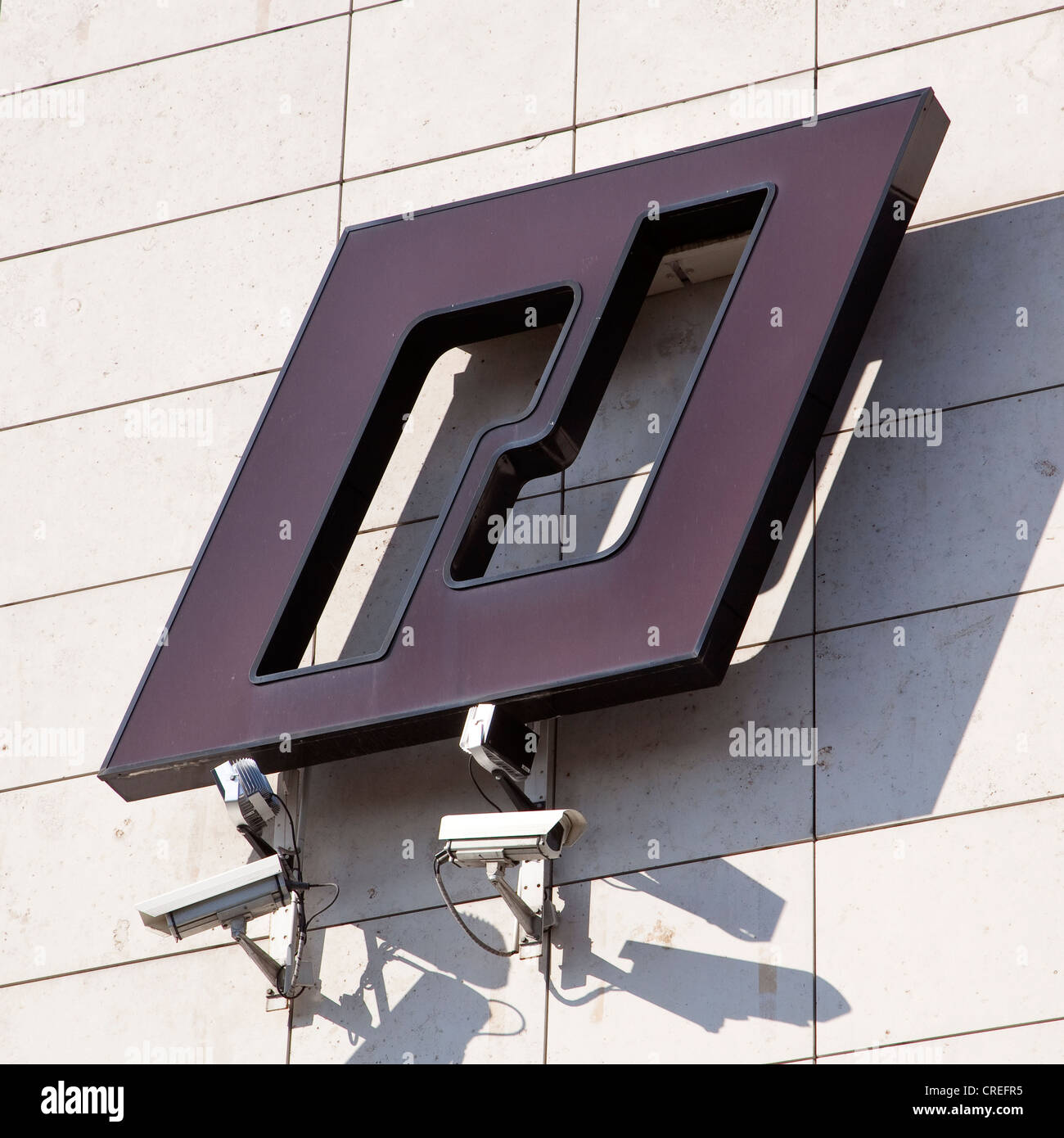 Logo avec les caméras d'observation sur le siège de l'IKB Deutsche Industriebank AG, Düsseldorf, Rhénanie du Nord-Westphalie Banque D'Images