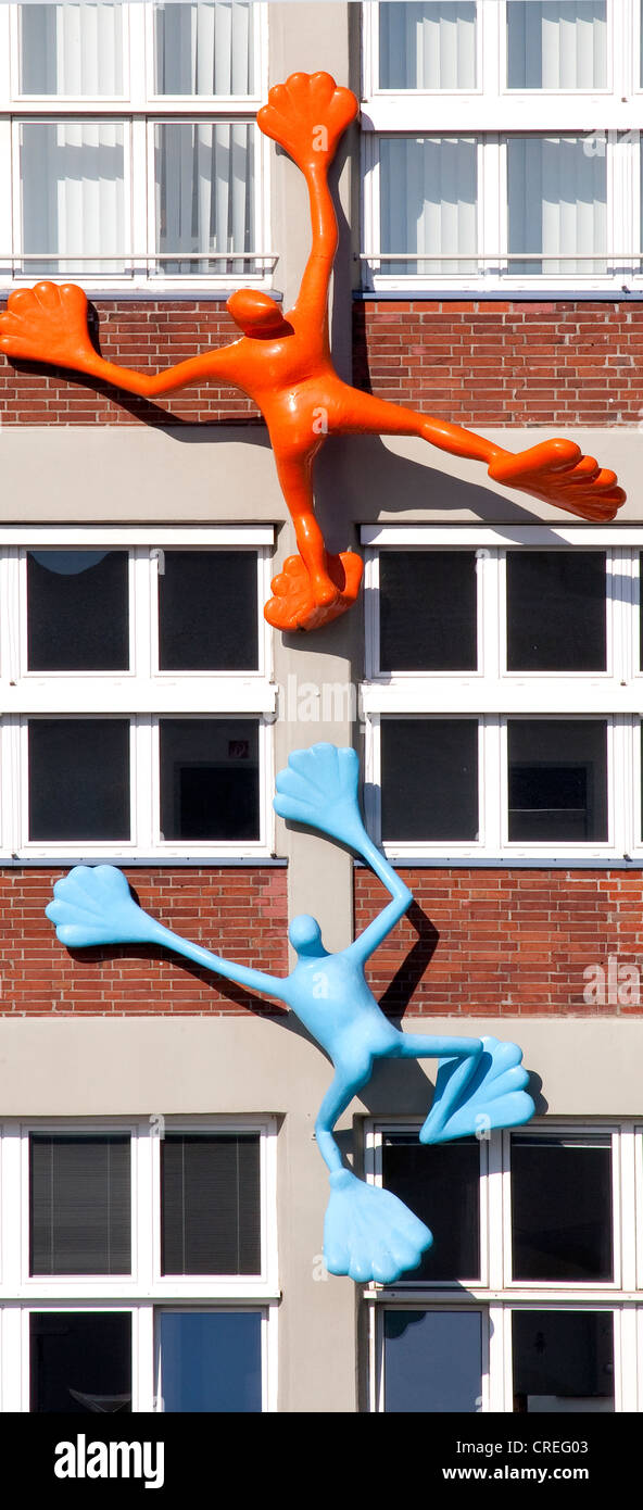 Flossis sculptures par artiste Rosalie sur la façade de l'immeuble, Roggendorfhaus port Medienhafen à Düsseldorf Banque D'Images