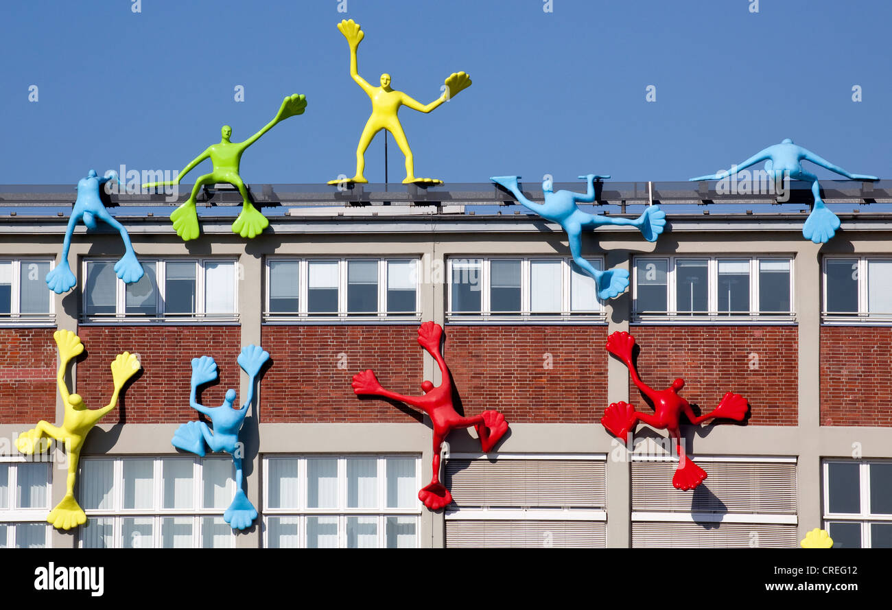 https://c8.alamy.com/compfr/creg12/flossis-sculptures-par-artiste-rosalie-sur-la-facade-de-l-immeuble-roggendorfhaus-port-medienhafen-a-dusseldorf-creg12.jpg