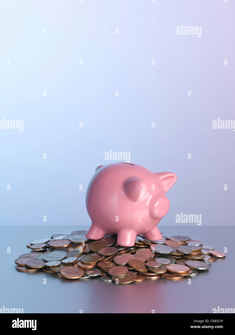 Piggy Bank on pile de pièces Banque D'Images