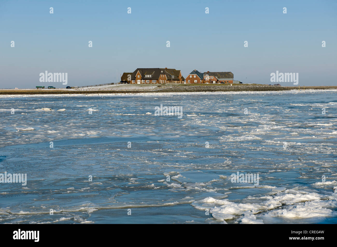 Mer du Nord gelé avec Warf Hilligenley sur Hallig Langeness, Holm, Frise du Nord, , le nord de l'Allemagne Banque D'Images