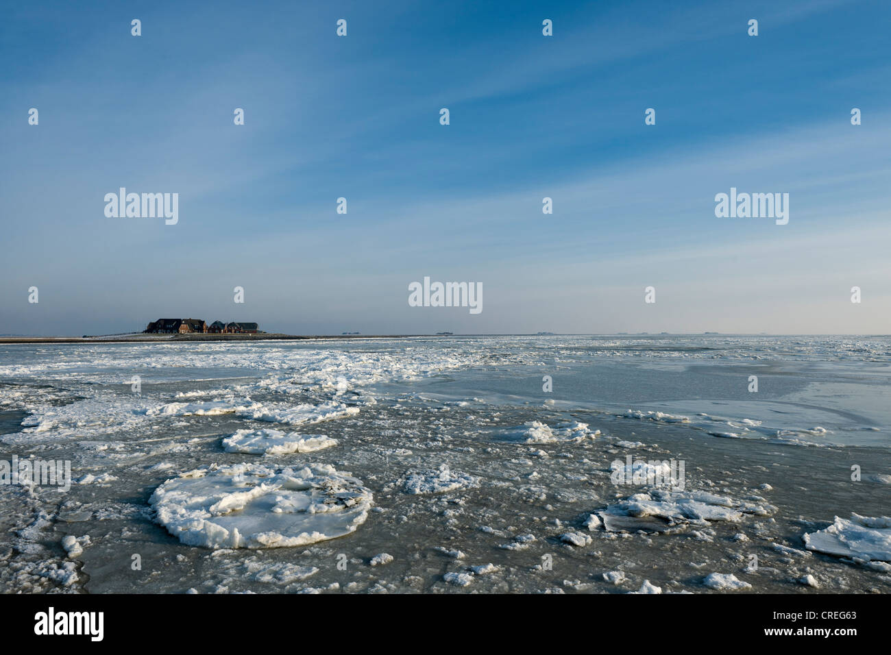 Mer du Nord gelé avec la Hallig Langeness, Holm, à l'horizon, la Frise du Nord, , le nord de l'Allemagne Banque D'Images