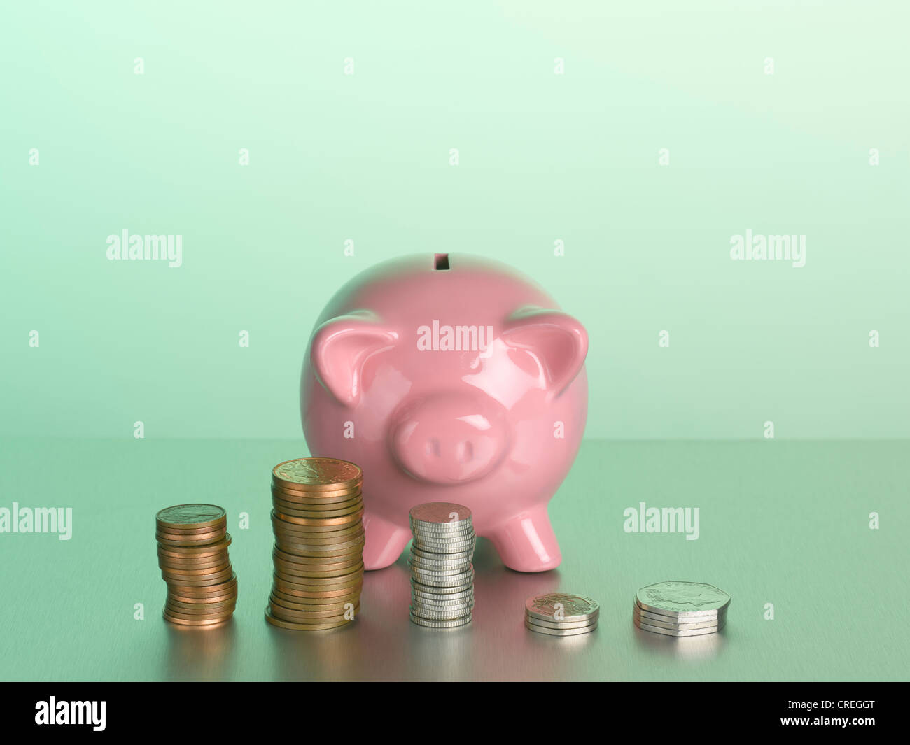 Tirelire avec des piles de pièces de monnaie Banque D'Images