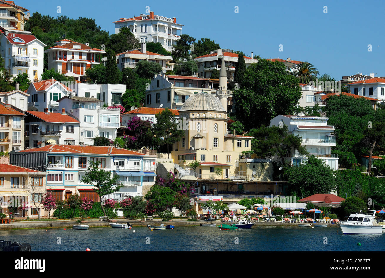 ISTANBUL, TURQUIE. Une vue de Burgazada, l'une des îles des Princes (Kizil Adalar) dans la mer de Marmara. 2011. Banque D'Images