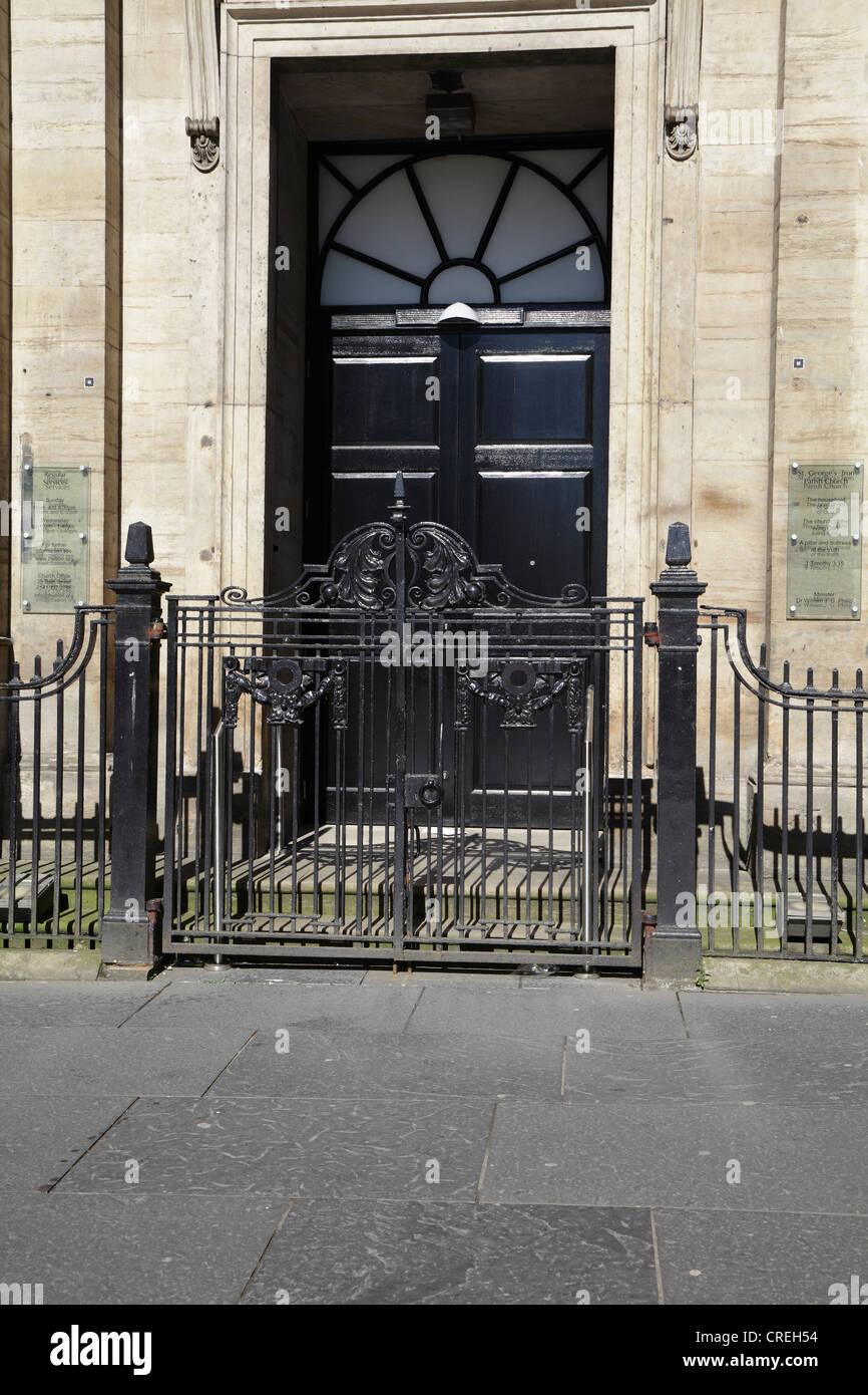 Portes d'entrée fermées de l'église paroissiale St George Tron of Scotland, Nelson Mandela place, Glasgow City Centre, Écosse, Royaume-Uni Banque D'Images