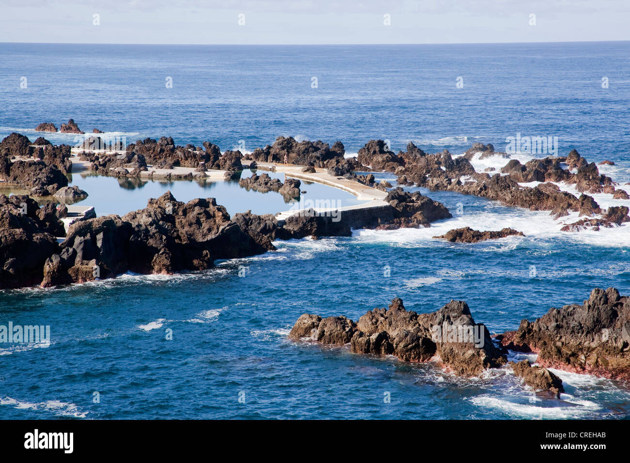 L'eau de mer extérieure entourée de roches de lave dans l'Atlantique, à Porto Moniz, Madeira, Portugal, Europe Banque D'Images