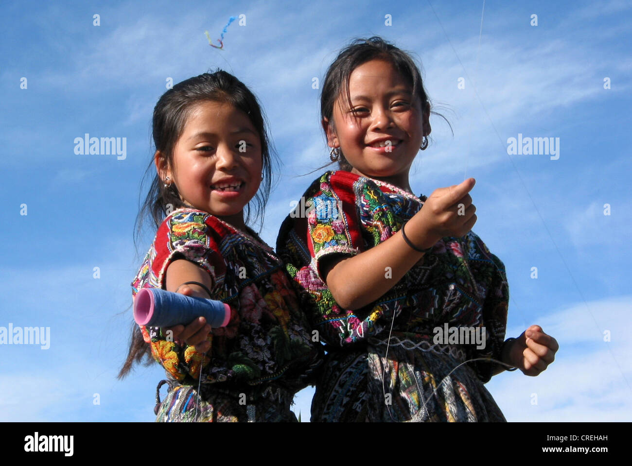 Deux enfants mayas en costume traditionnel laisser voler un cerf-volant à Comalapa Comalapa, Quiché, Guatemala, Banque D'Images