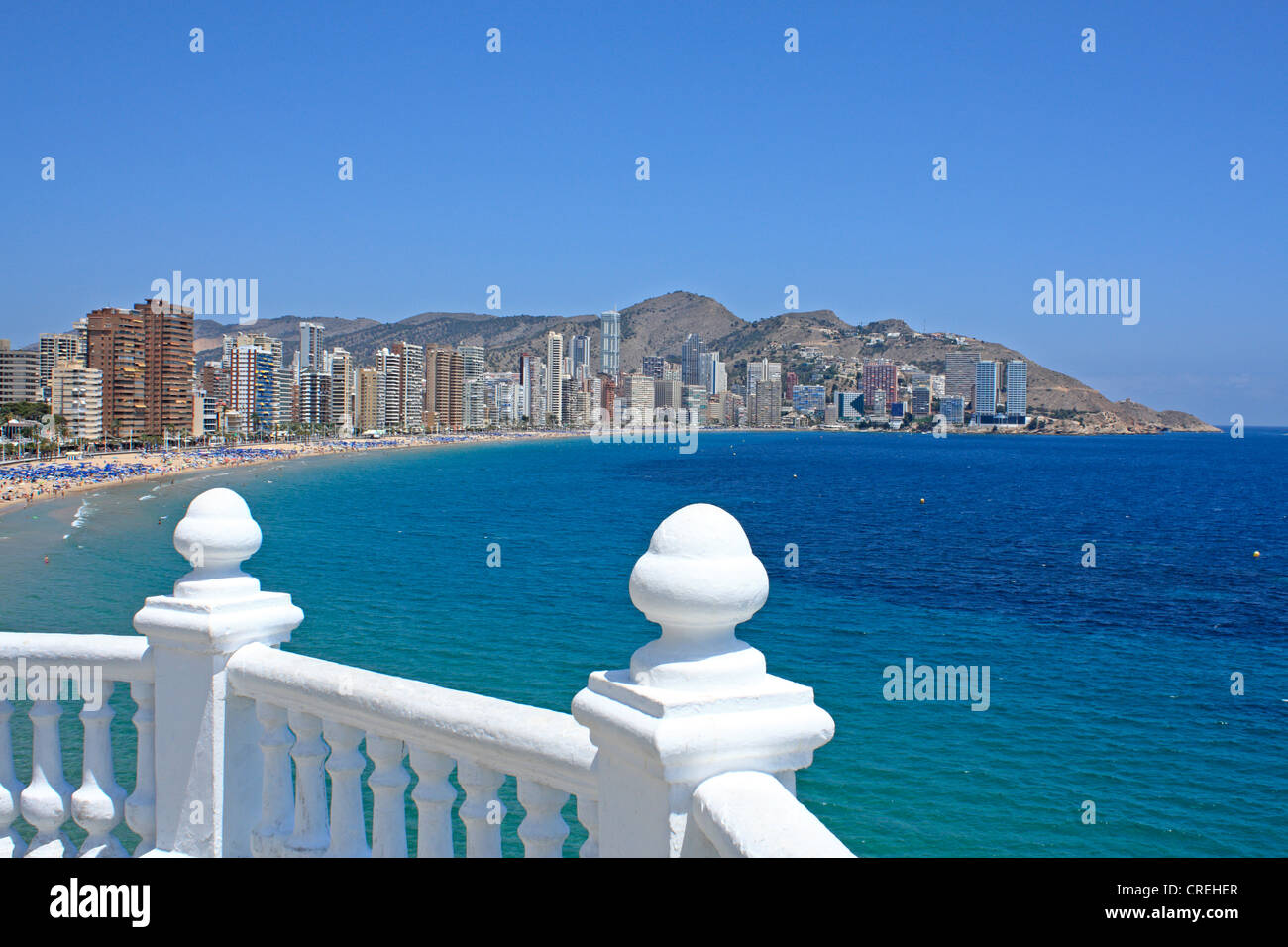 Vue de la plage de Levante, à partir de la Plaza del Castell Benidorm Costa Blanca Espagne UE Union Européenne Banque D'Images