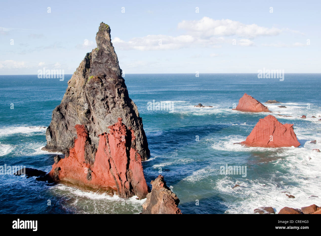 Falaises de roche de lave sur la côte atlantique, la péninsule et réserve naturelle de Ponta de São Lourenço, dans , le Portugal, l'Europe Banque D'Images