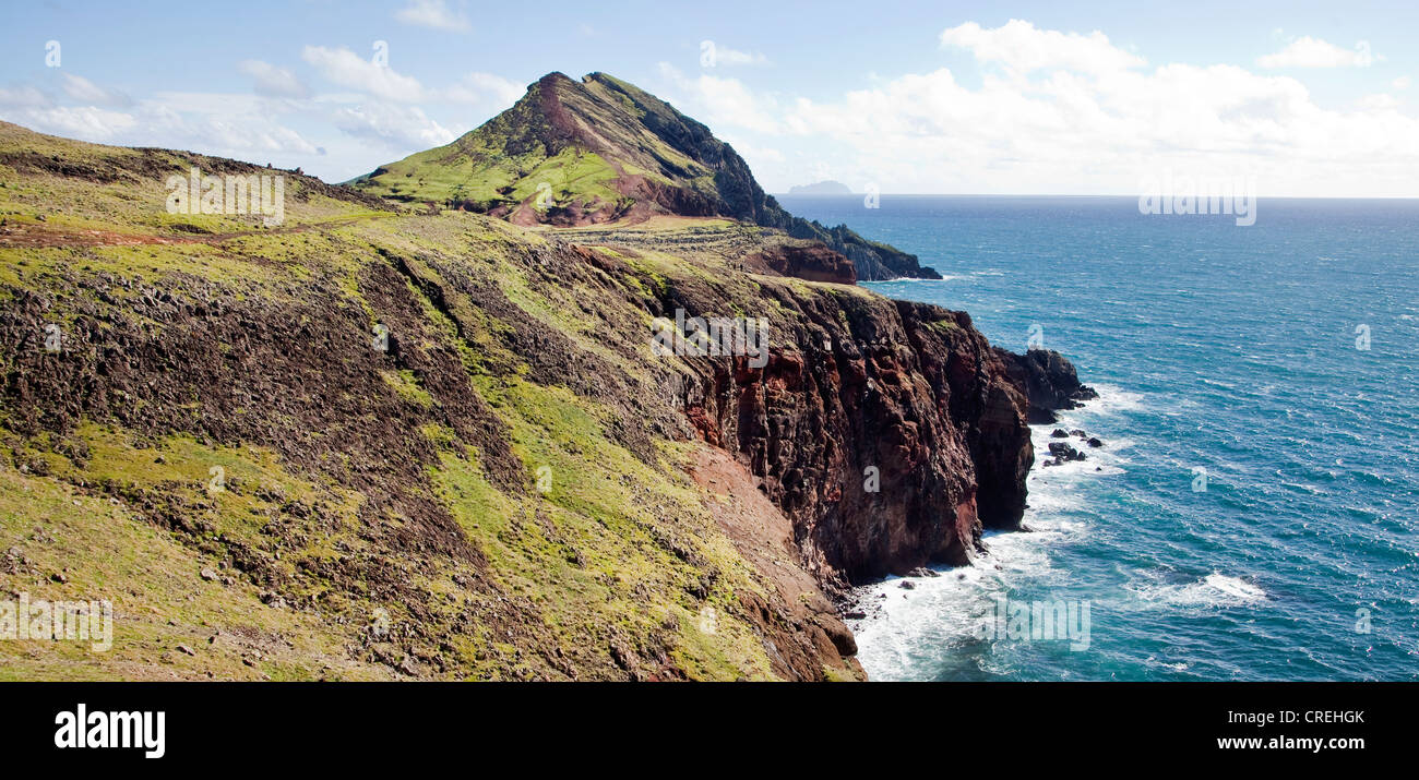 Falaises de roche de lave sur la côte atlantique, la péninsule et réserve naturelle de Ponta de São Lourenço, dans , le Portugal, l'Europe Banque D'Images