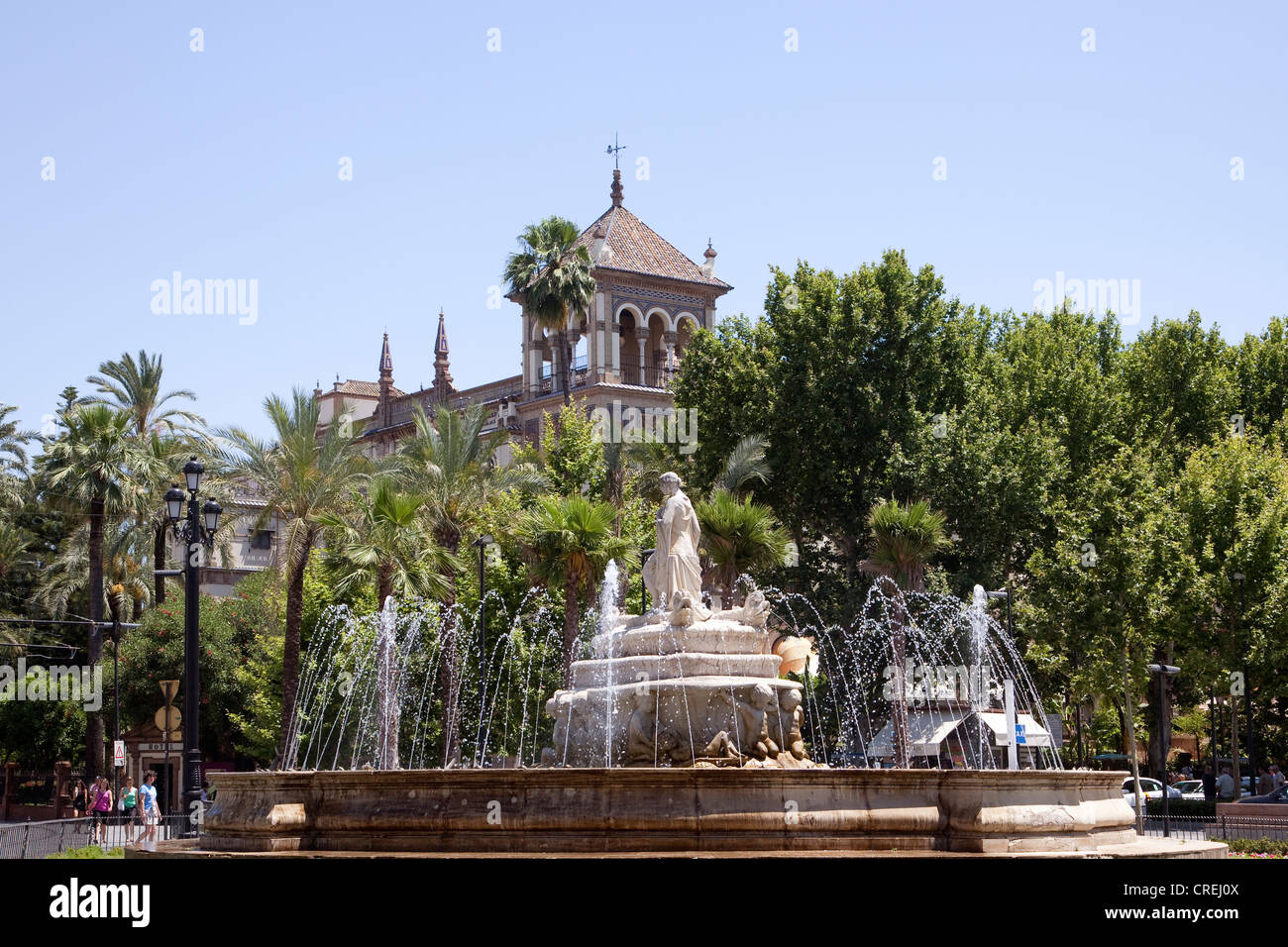 Fontaine sur la place Puerta de Jerez avec le Luxury Hotel Alfonso XIII construit pour l'Expo 1929, Séville, Andalousie, Espagne Banque D'Images