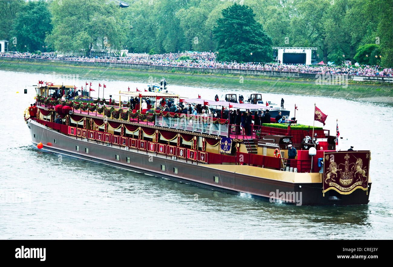 La Barge Royale avec la famille royale et invités passes au cours de la London Battersea Park Diamond Jubilee Pageant Banque D'Images