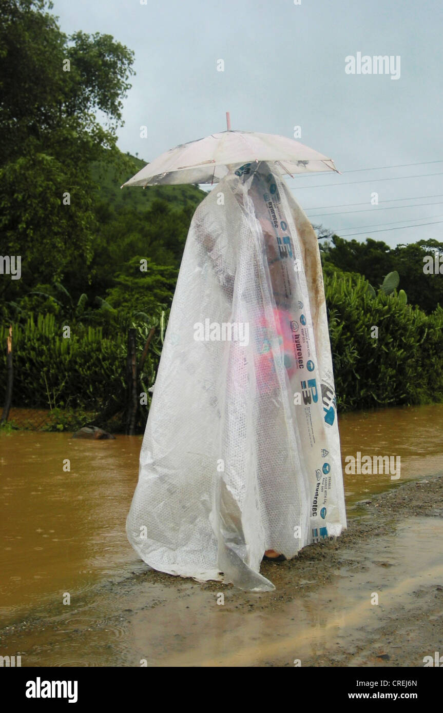 Femme avec parapluie et cape de pluie en plastique, Cuba, Santiago de Cuba  Photo Stock - Alamy