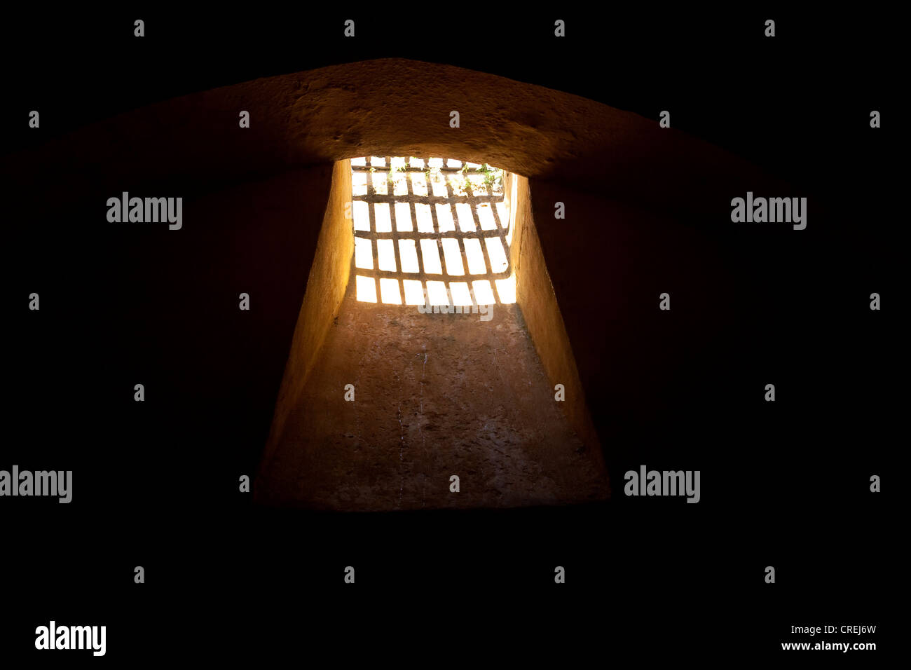 Puits de lumière avec des bars dans le métro Banos de Dona Maria de Padilla, le bain de Dona Maria de Padilla, Palais du Roi maure Banque D'Images