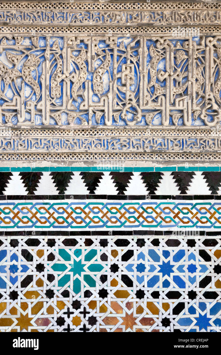 Carreaux peints, mosaïques et ornementation mauresque dans le palais du Roi maure de l'Alcazar, Site du patrimoine mondial de l'UNESCO Banque D'Images