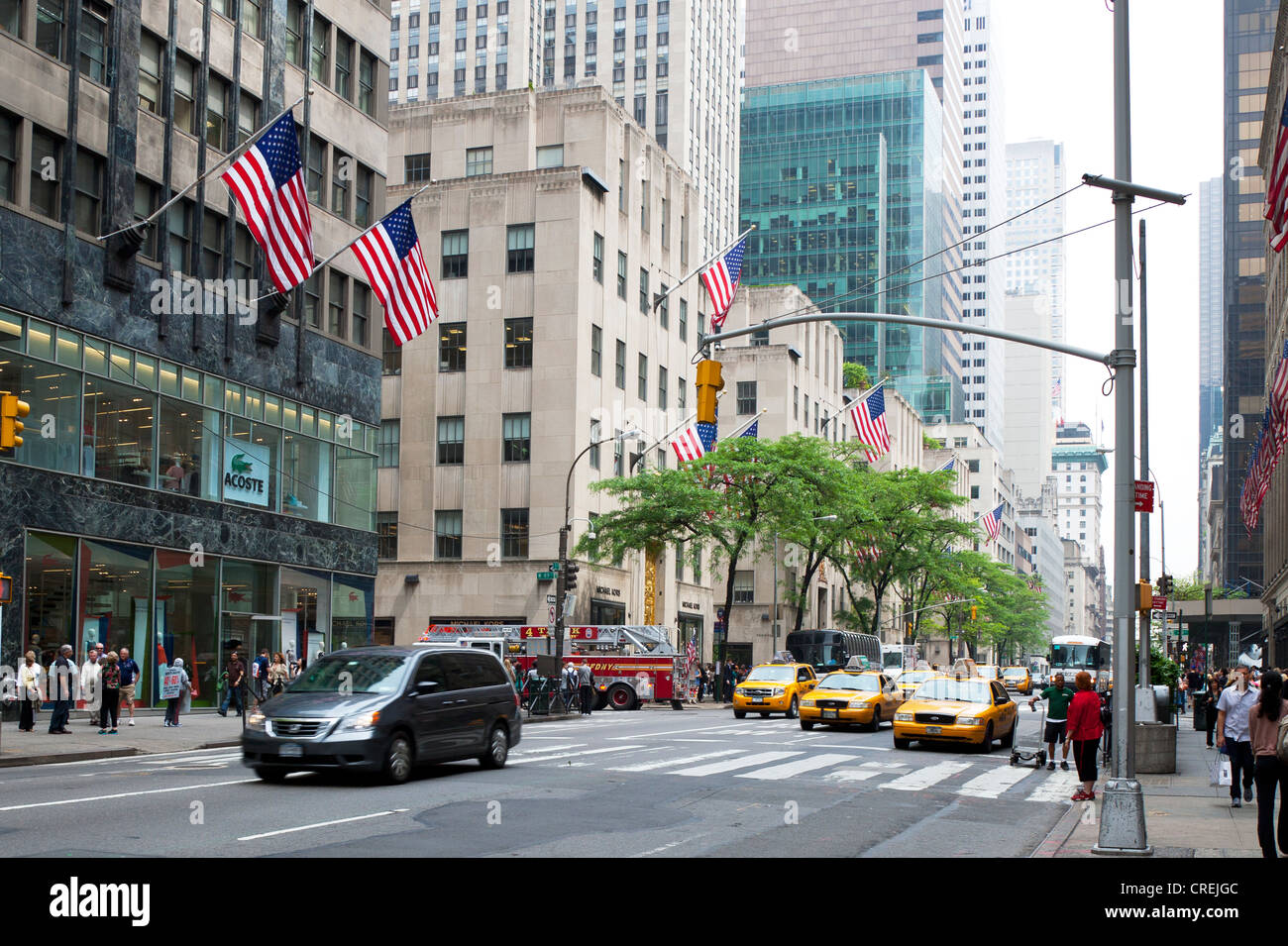 Camion pompiers FDNY avec les clignotants d'urgence va dans les rues de Manhattan, New York City, Banque D'Images