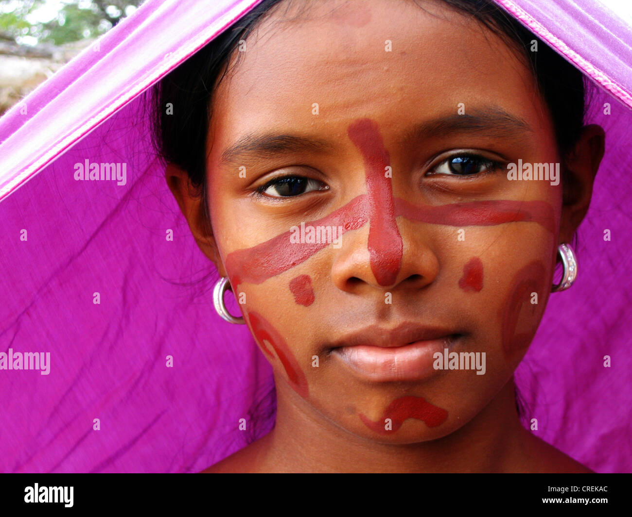 Wayuu indien femme en costume traditionnel et avec la peinture du visage sur la péninsule de la Guajira, la Colombie, La Guajira Banque D'Images