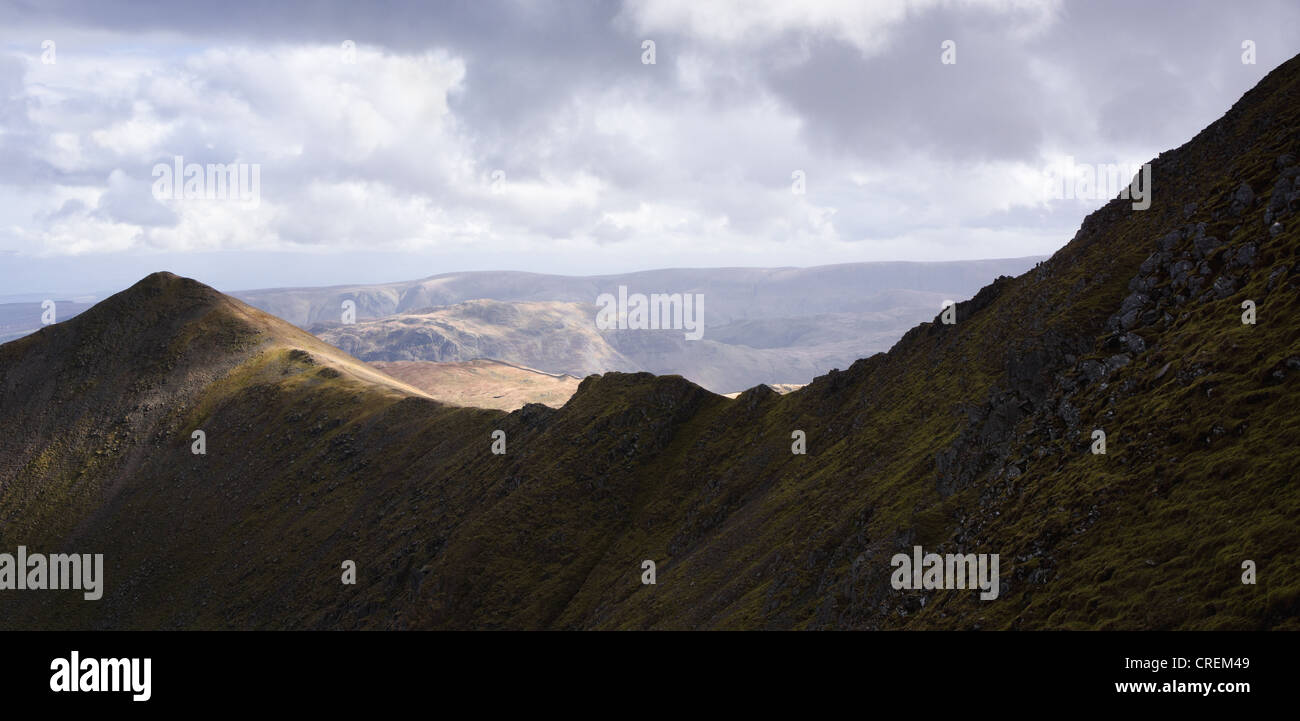 Swirral Edge dans le Lake District, UK. Un rayon de soleil sélectionne les Catstycam. Banque D'Images